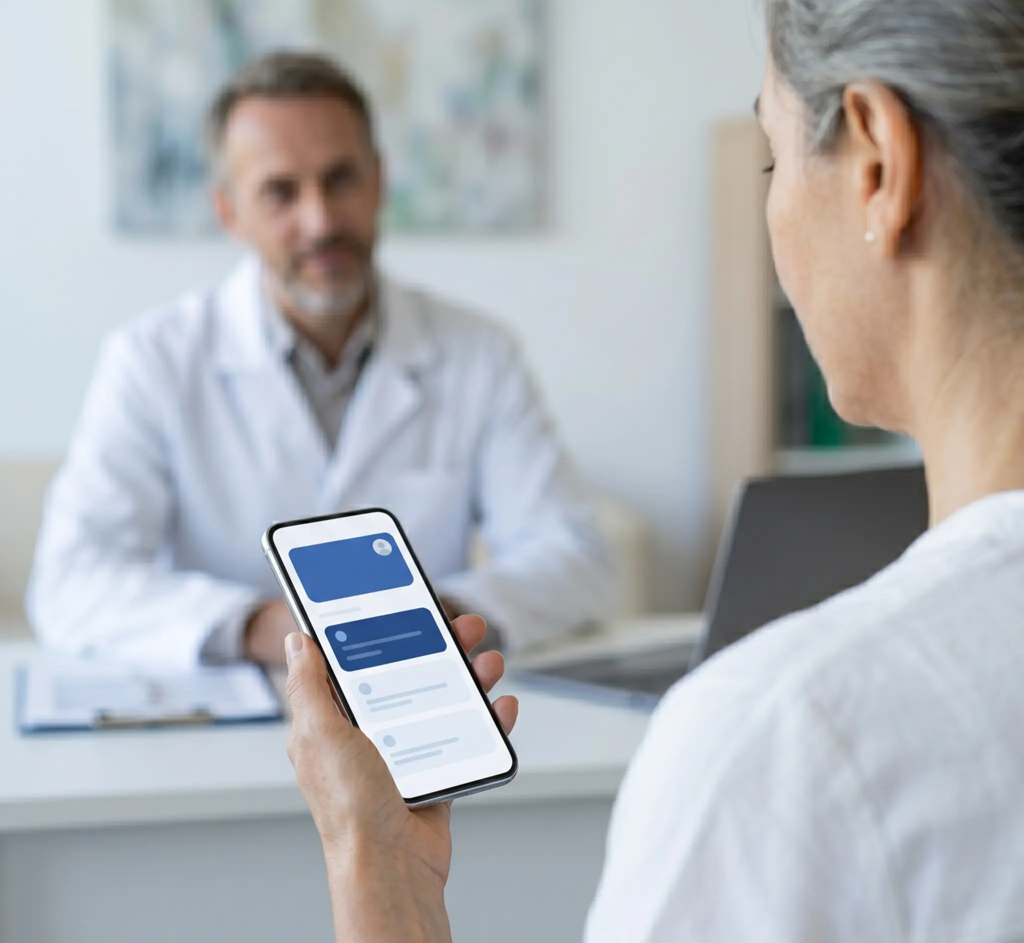 Persona revisando su ficha de salud en MyData
